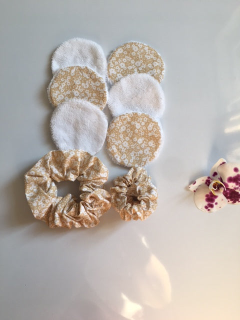 Lot de 2 chouchous scrunchies et 6 lingettes lavables.